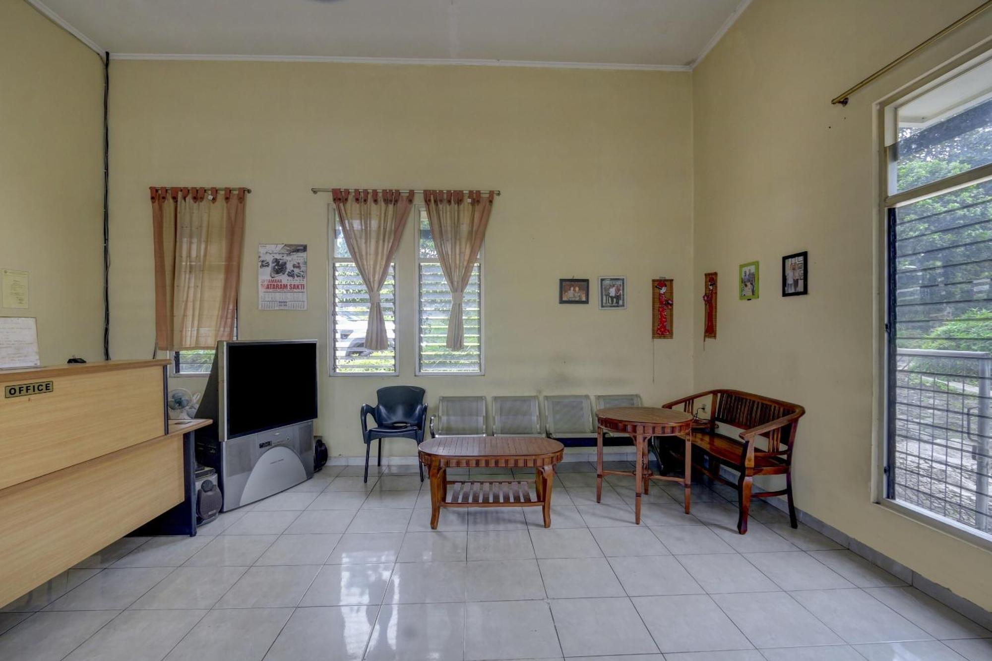 Oyo Life 90159 Puri Asoka Guest House 三宝垄 外观 照片